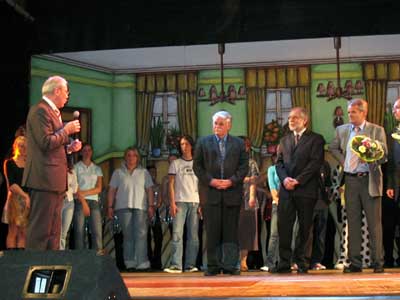Finanzminister Gernot Mittler und Pr�sident des Fu�ballverbandes Rheinland und Vorsitzender des Fu�ball- und Kulturvereins 06 Walter Desch �berreichen die Kulturbotschafter-Urkunde