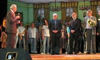 Finanzminister Gernot Mittler und Pr�sident des Fu�ballverbandes Rheinland und Vorsitzender des Fu�ball- und Kulturvereins 06 Walter Desch �berreichen die Kulturbotschafter-Urkunde